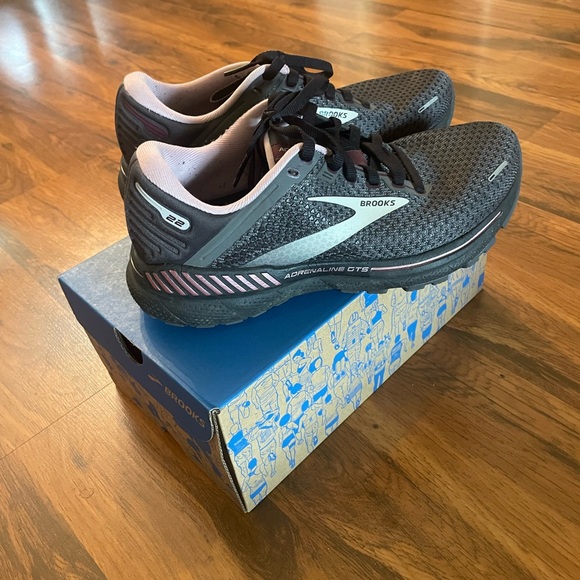 Brooks Black Athletic Shoes - Picture 6 of 10